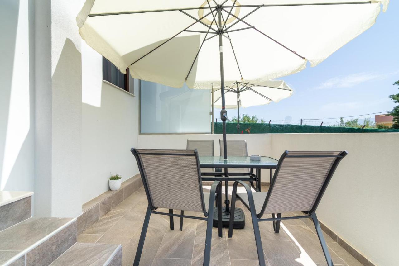 Cozy House With Pool Near Beach Gazi Exterior photo